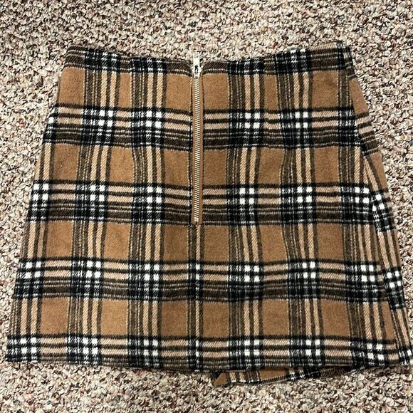 Tan Large Plaid Skirt with Back Zipper - Picture 6 of 6